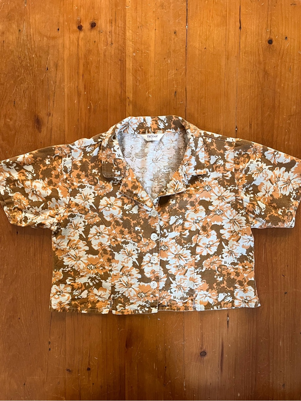 Vintage-style Cropped Floral Button-Up Shirt in Orange, Brown & White